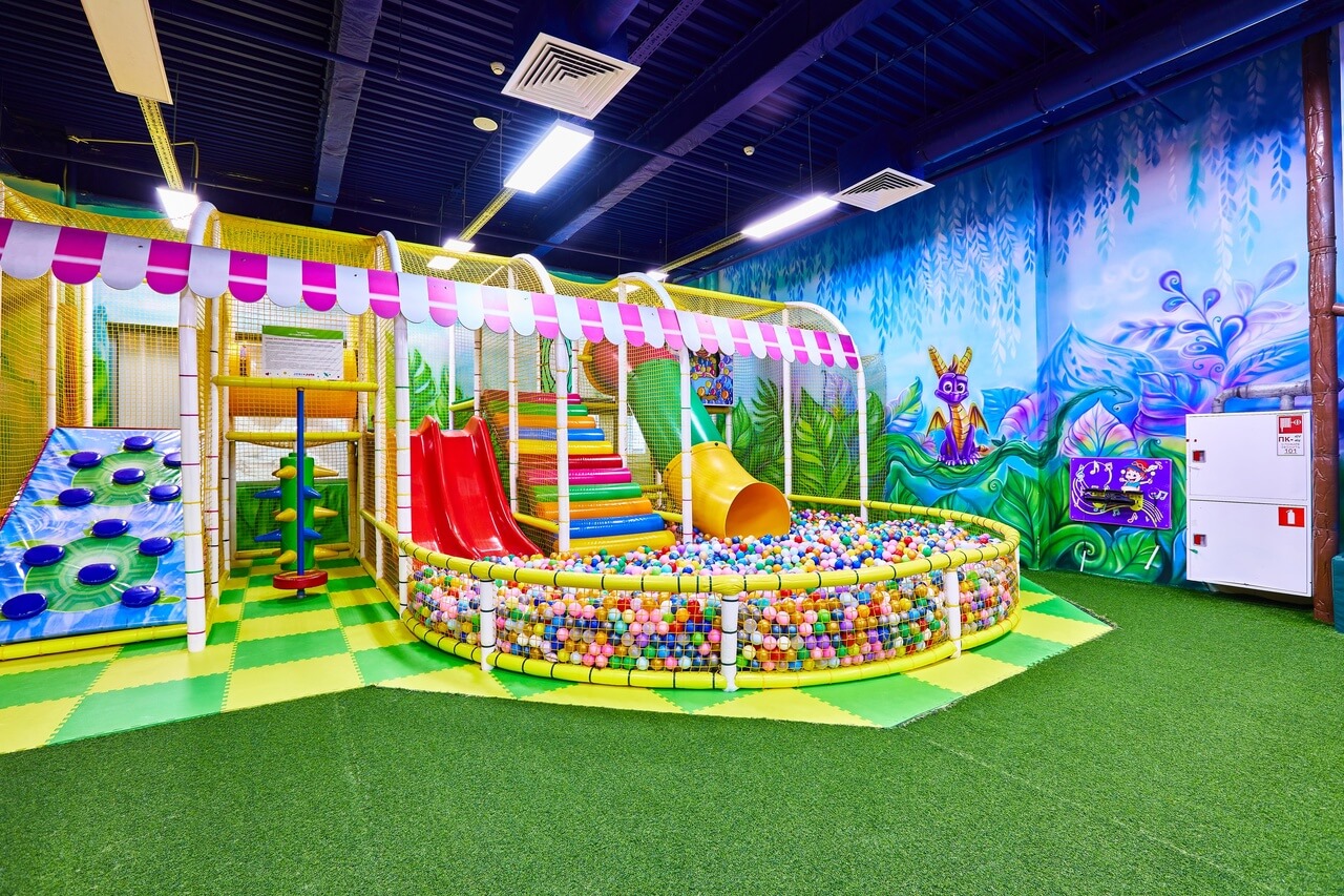 Чтобы создать игровую атмосферу, коврик следует разместить в центре детской комнаты или на специально выделенной игровой площадке.