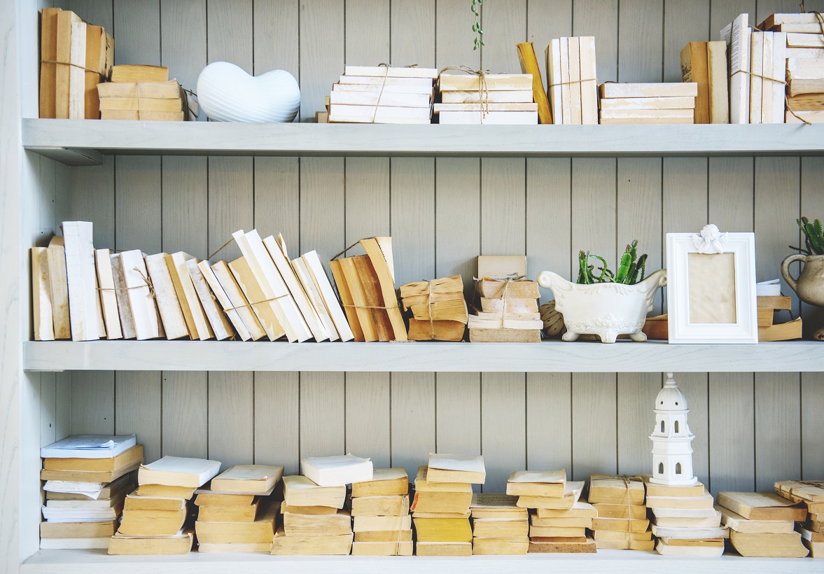 Для хранения книг наиболее подходят контейнеры с ящиками или полками, чтобы можно было легко разместить книги в вертикальном положении.