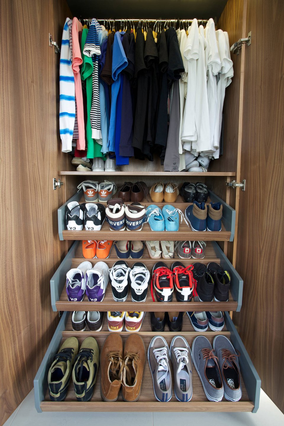 Для организации хранения обуви рекомендуется использовать отдельный ящик или шкаф со специальными полками для обуви.