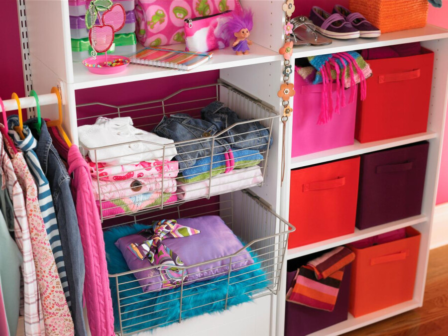 Для организации хранения одежды и аксессуаров в детской комнате можно использовать различные методы.