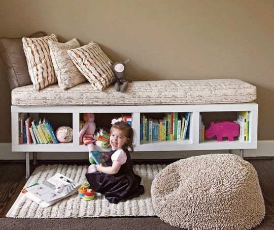 Для создания места для чтения в детской комнате можно использовать удобное кресло или кушетку, которые будут комфортными для ребенка.