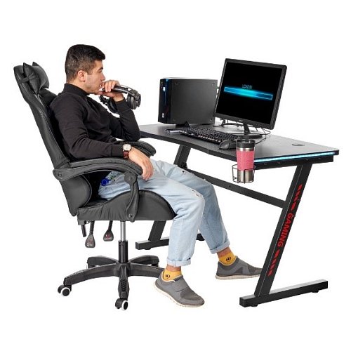 Это может быть стол для компьютера или письменный стол, удобное кресло или диван для чтения.