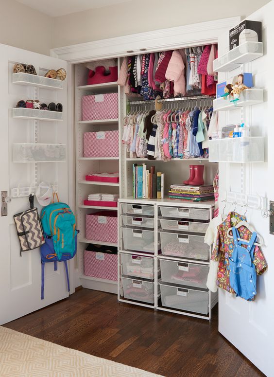 Какие уникальные решения могут помочь организовать хранение одежды в детской комнате?