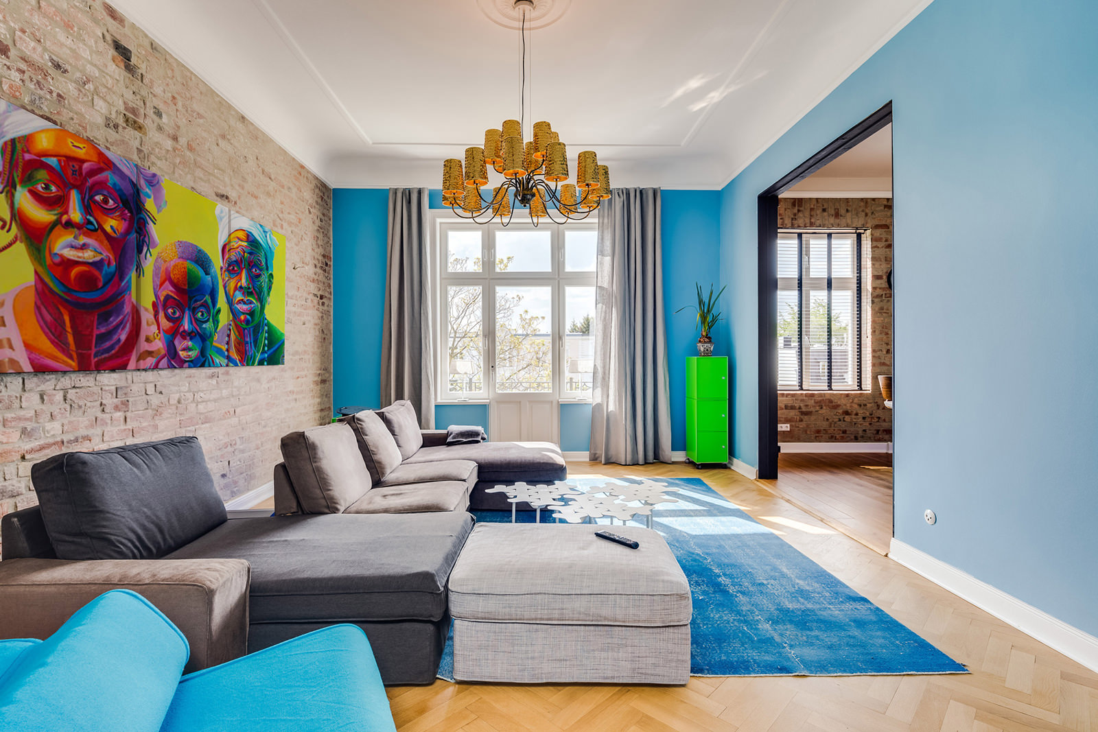Например, вы можете покрасить одну из стен в яркий оттенок или использовать яркие подушки на диване или кресле.