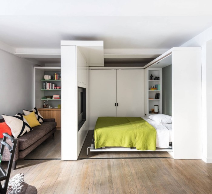 Одной из простых и практичных идей является создание спальной зоны с поднятой кроватью.