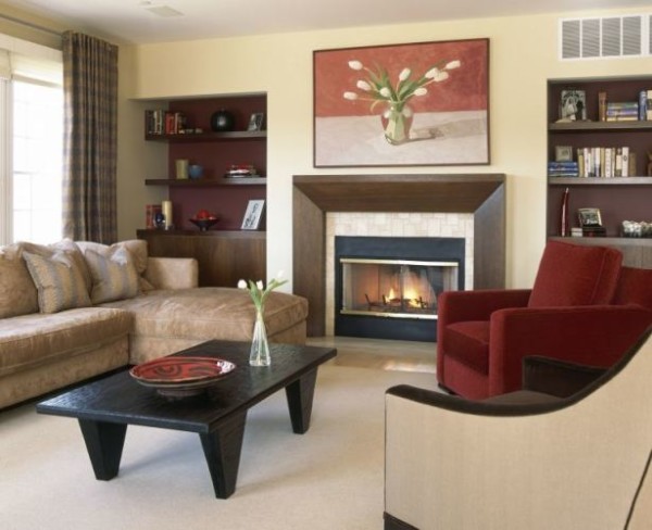 Оптимальным вариантом будет размещение удобных кресел или дивана напротив камина, чтобы люди могли наслаждаться его теплом и пламенем.