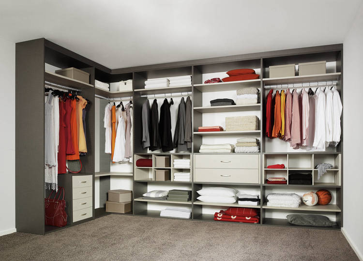 Стол и шкафчики для хранения можно установить на одной стене, что позволит сэкономить пространство.