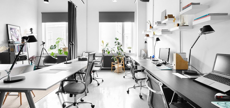 Таким образом, правильное расположение мебели позволит максимально использовать естественный свет и создать яркое и комфортное пространство в вашем доме или офисе.