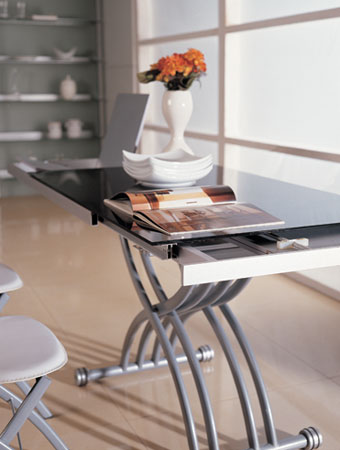 Также существуют складные и трансформируемые столы и стулья, которые можно использовать только по мере необходимости.